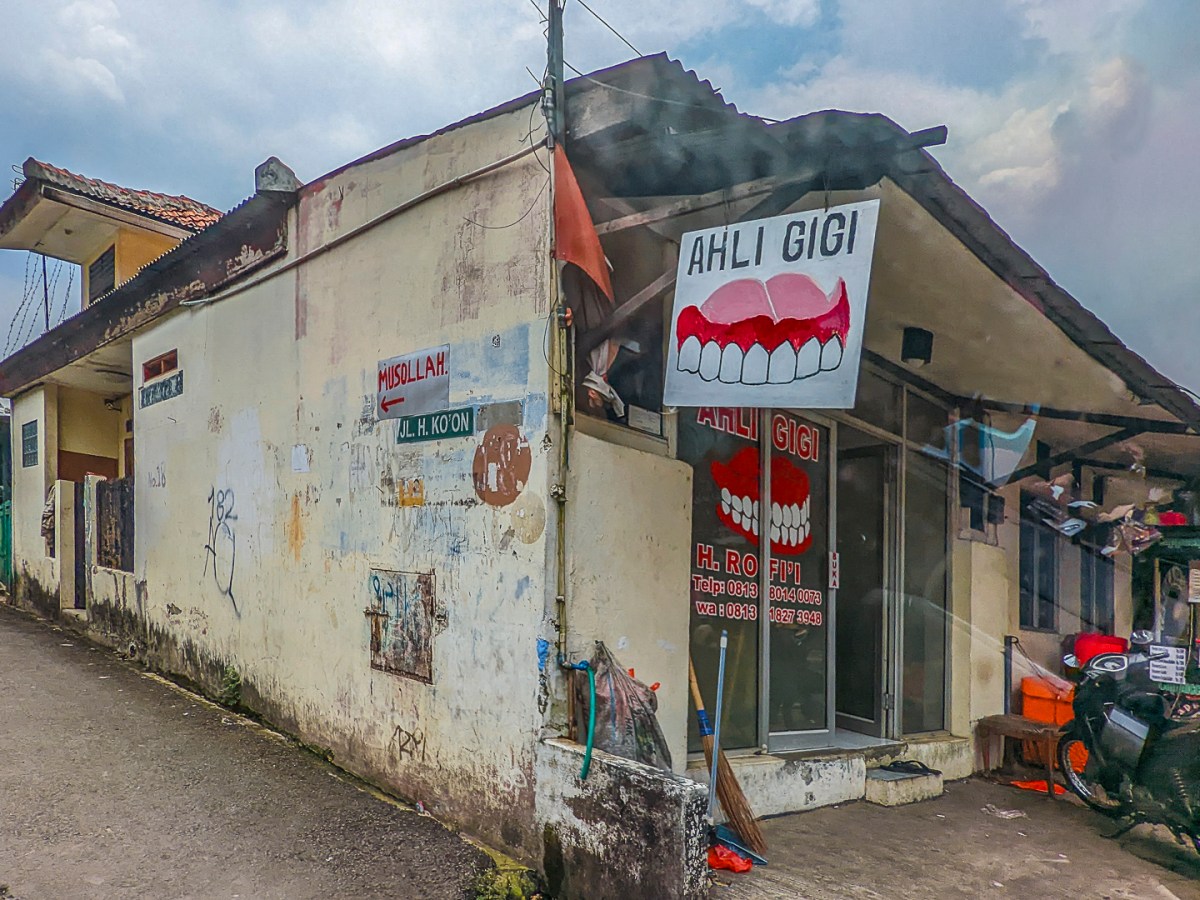 Jakarta: Making a living at&nbsp;home.