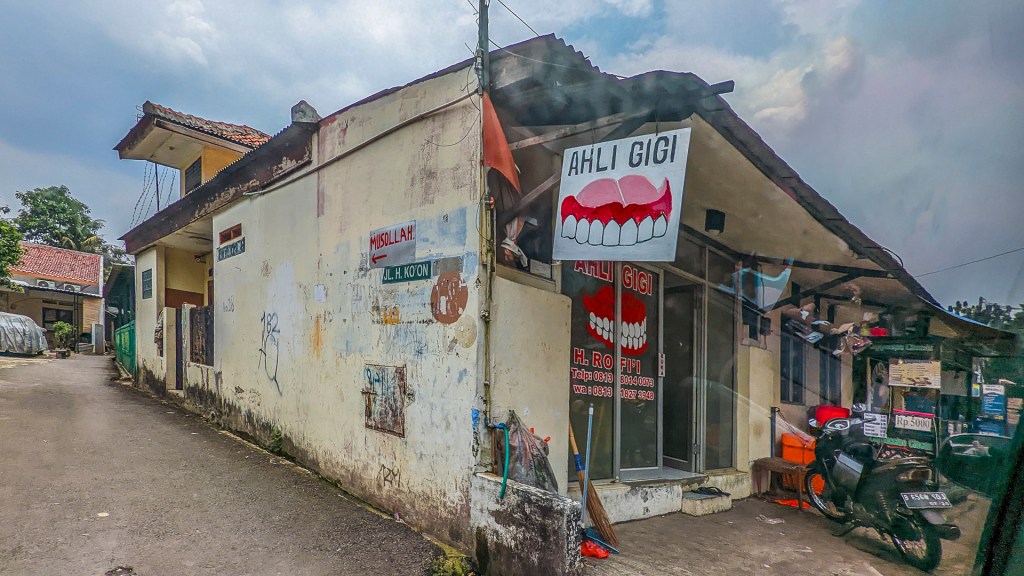 Jakarta: Making a living at&nbsp;home.