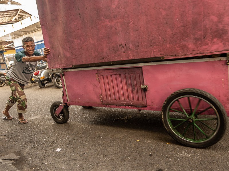 Life on wheels: The migrant street sellers of&nbsp;Bali