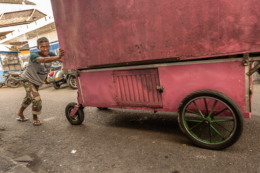 Life on wheels: The migrant street sellers of&nbsp;Bali